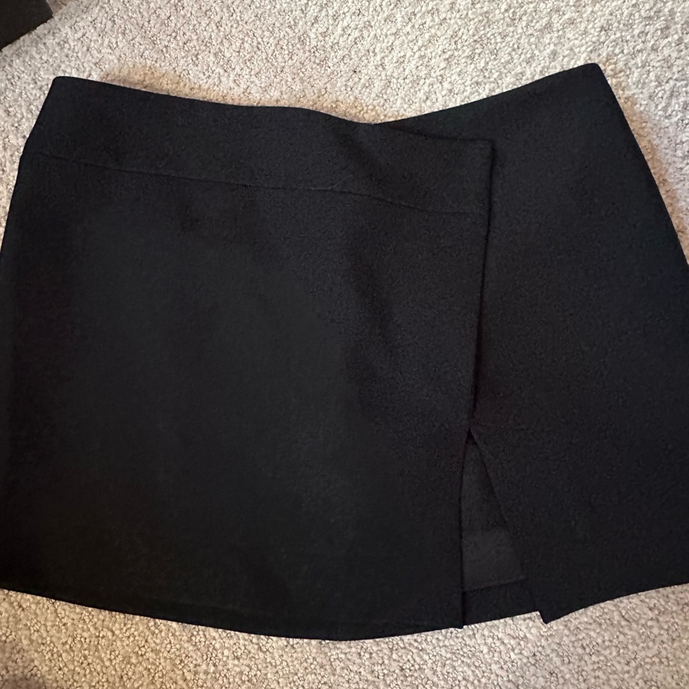 YUZEFI Black Mini Skirt with Front Slit